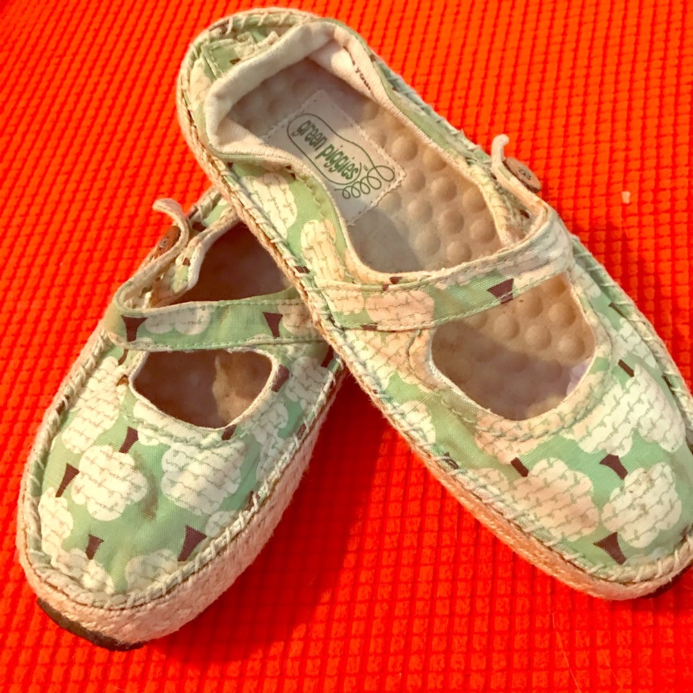 Kids Sz 4 Green Piggies Shoes